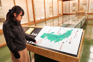 令和元年度「奥の細道」のハンズオン展示 「奥の細道」で詠まれた俳句を地図に置くもので、学芸員実習生と作成 ※展示内容は時期により異なります