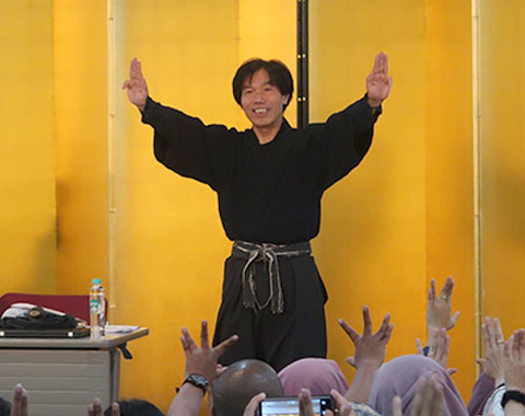 インドネシア・ジャカルタ日本文化センターで忍術を披露する川上仁一氏